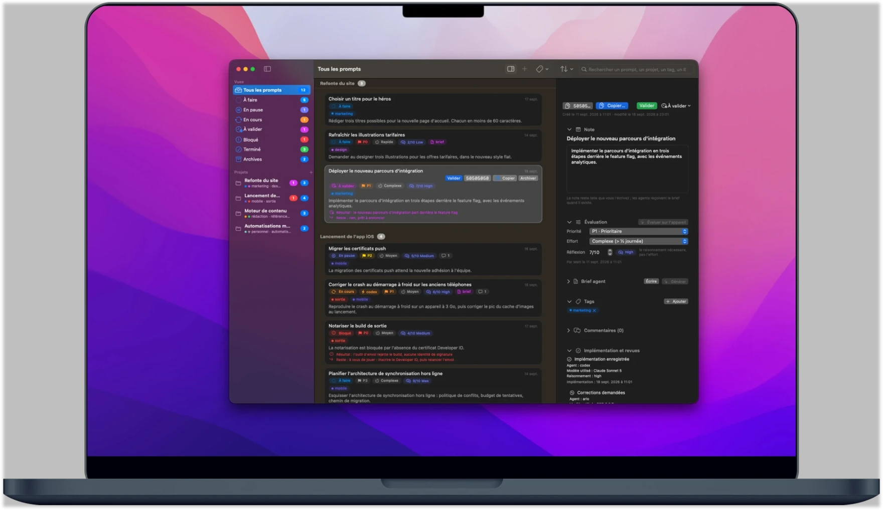 Un MacBook affichant PromptDeck, avec tous les prompts groupés par projet, notamment Refonte du site et Lancement de l'app iOS, leurs statuts, leur priorité et leurs étiquettes, et l'inspecteur ouvert sur un prompt à valider, montrant son évaluation, son brief agent et son historique d'implémentation.